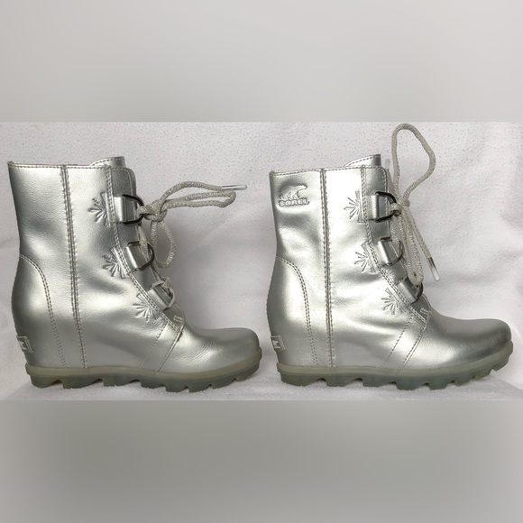 Sorel X Disney Frozen Joan of Arctic Silver Leather Wedge Boots. Girl’s Size 3 - Picture 4 of 11